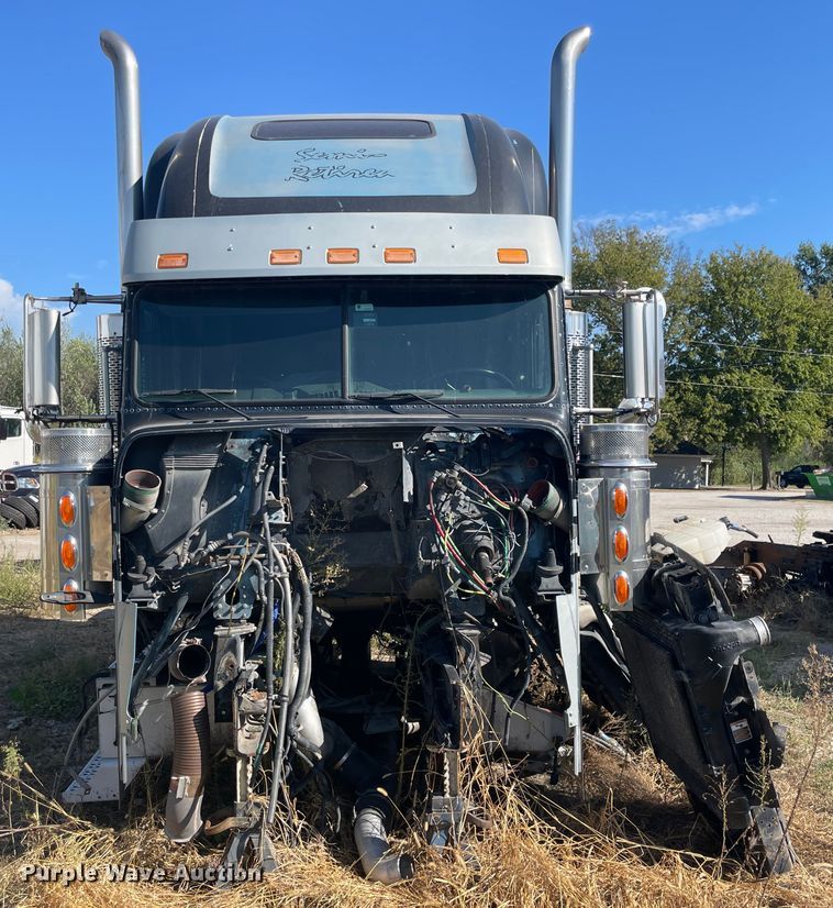 image for item JQ9466 2000 Freightliner FLD120  semi truck