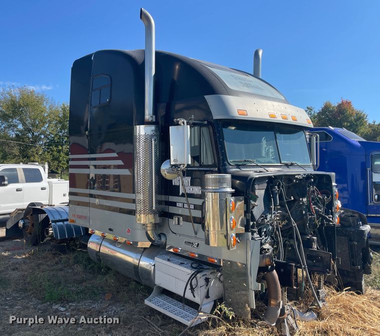 image for item JQ9466 2000 Freightliner FLD120  semi truck