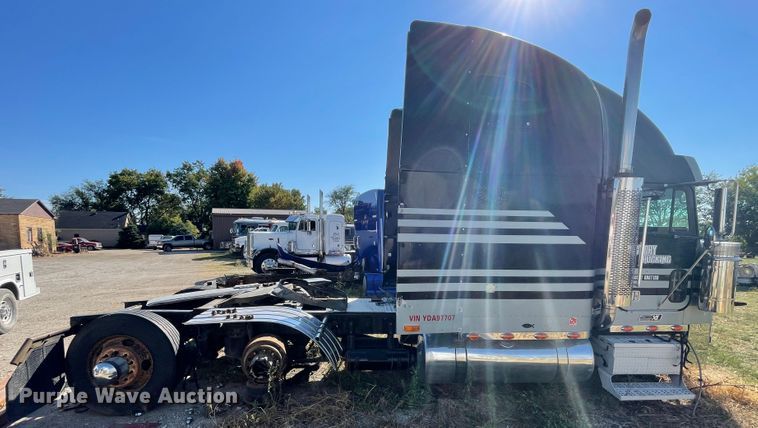 image for item JQ9466 2000 Freightliner FLD120  semi truck