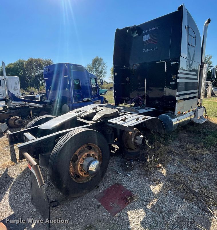 image for item JQ9466 2000 Freightliner FLD120  semi truck