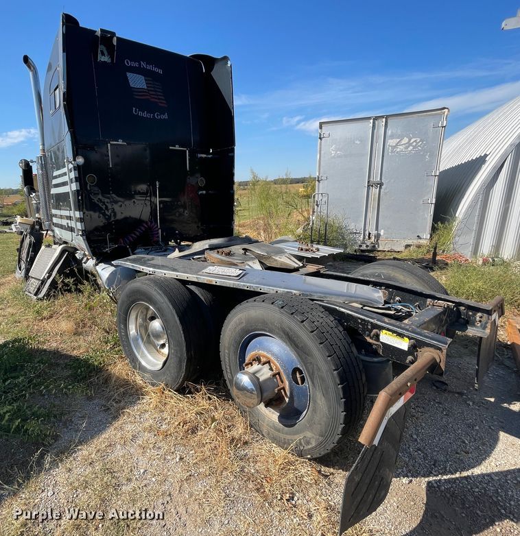 image for item JQ9466 2000 Freightliner FLD120  semi truck