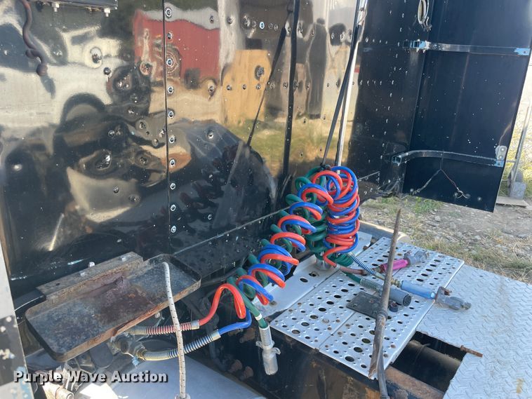 image for item JQ9466 2000 Freightliner FLD120  semi truck