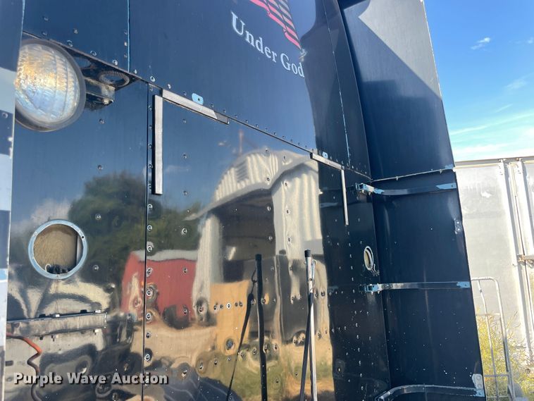 image for item JQ9466 2000 Freightliner FLD120  semi truck