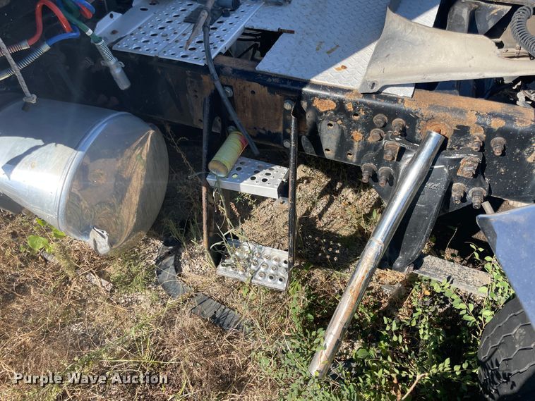 image for item JQ9466 2000 Freightliner FLD120  semi truck