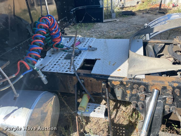 image for item JQ9466 2000 Freightliner FLD120  semi truck