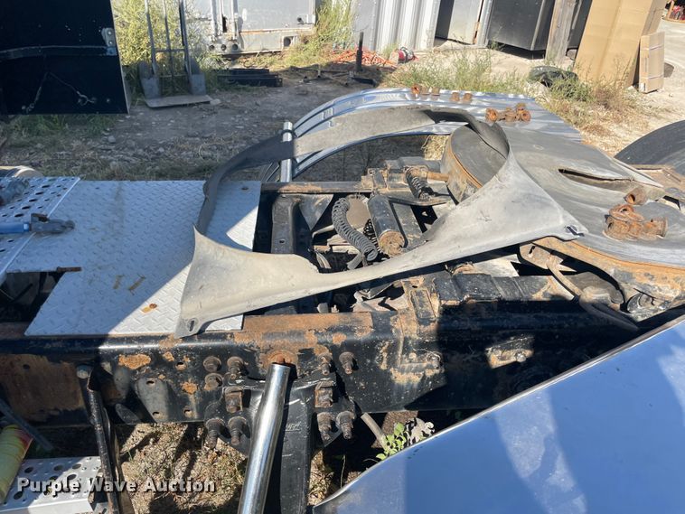 image for item JQ9466 2000 Freightliner FLD120  semi truck