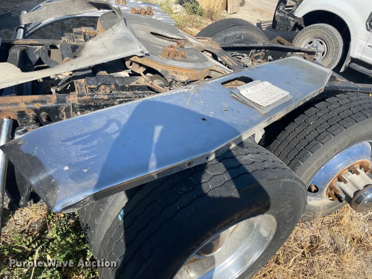 image for item JQ9466 2000 Freightliner FLD120  semi truck