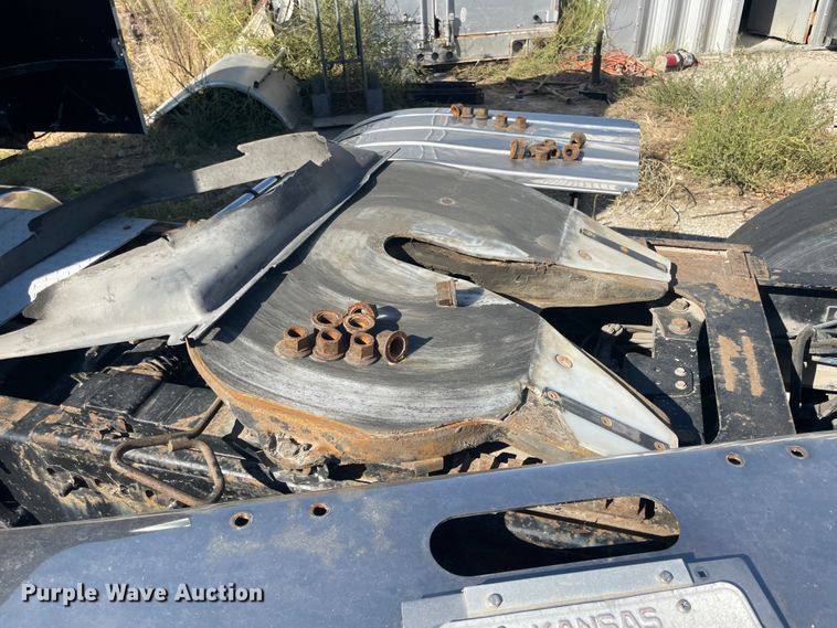 image for item JQ9466 2000 Freightliner FLD120  semi truck