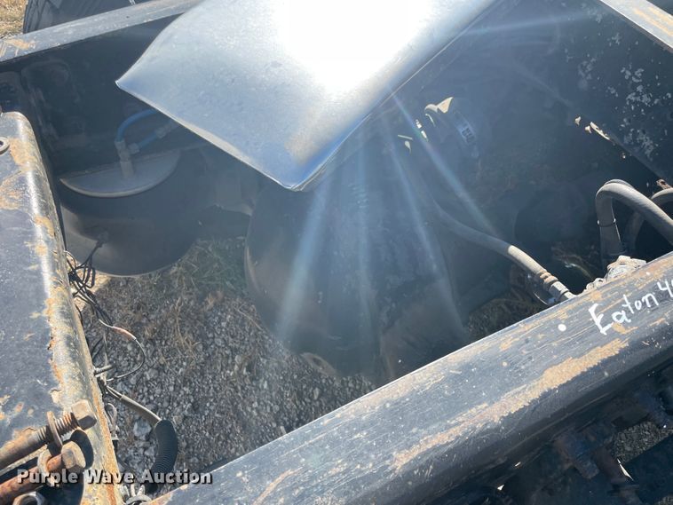 image for item JQ9466 2000 Freightliner FLD120  semi truck