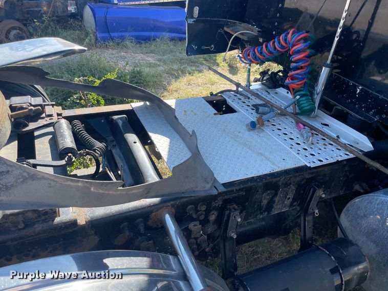 image for item JQ9466 2000 Freightliner FLD120  semi truck