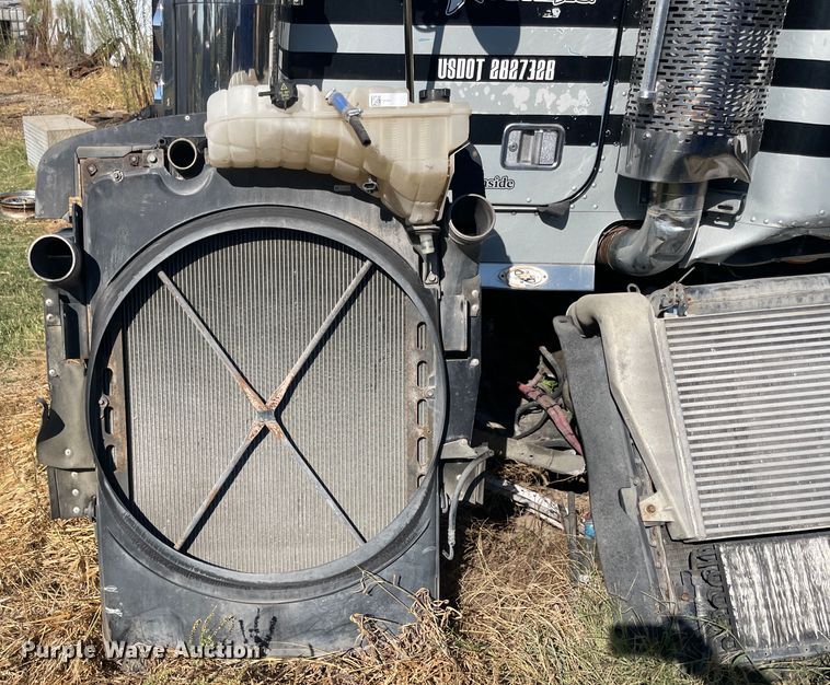 image for item JQ9466 2000 Freightliner FLD120  semi truck