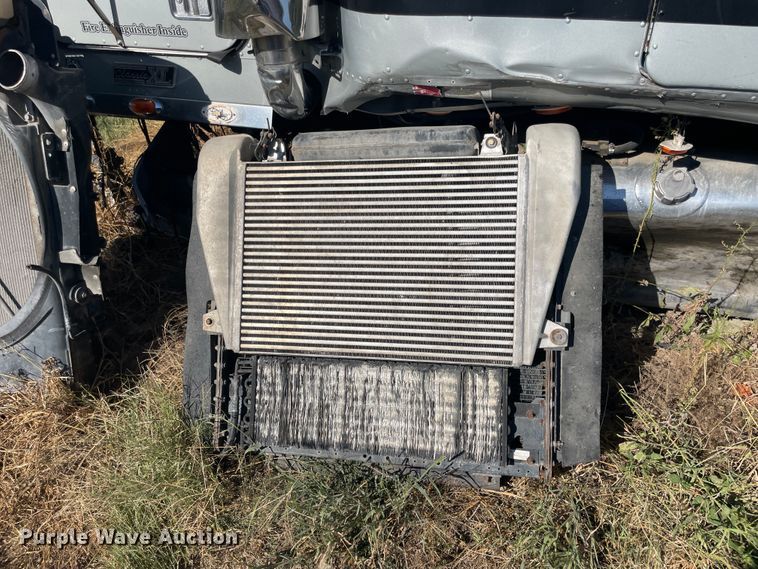 image for item JQ9466 2000 Freightliner FLD120  semi truck