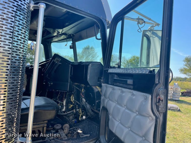 image for item JQ9466 2000 Freightliner FLD120  semi truck