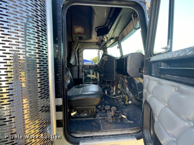 image for item JQ9466 2000 Freightliner FLD120  semi truck