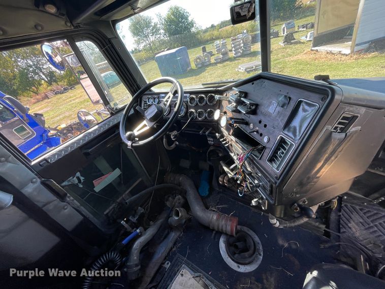 image for item JQ9466 2000 Freightliner FLD120  semi truck