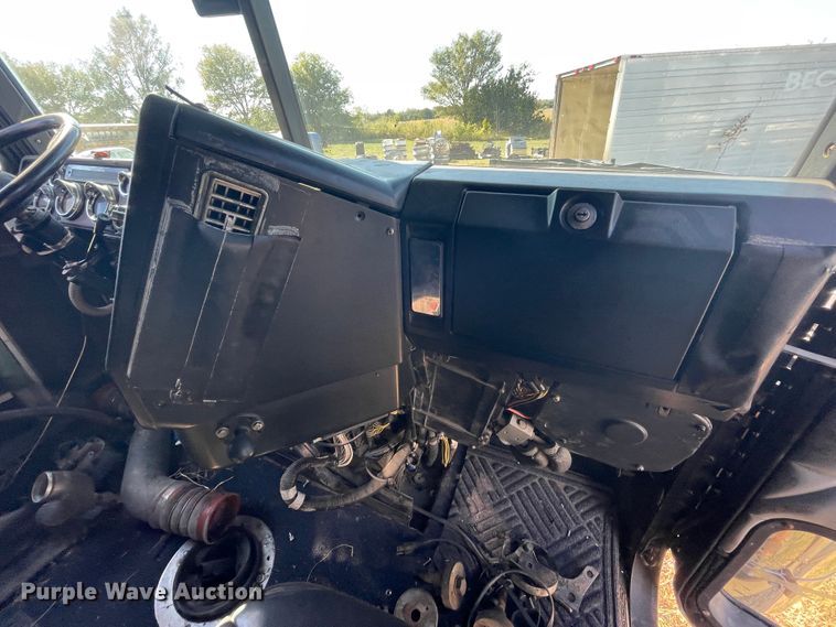 image for item JQ9466 2000 Freightliner FLD120  semi truck