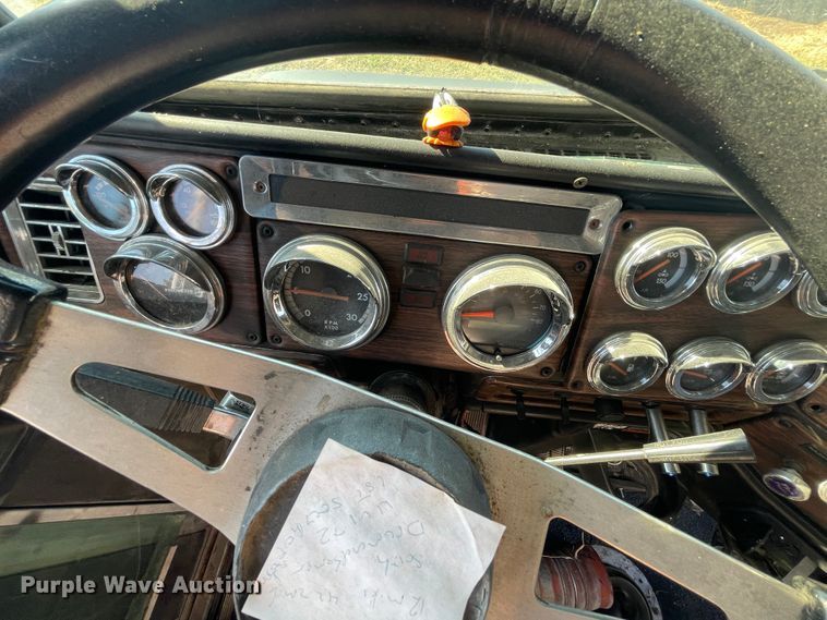 image for item JQ9466 2000 Freightliner FLD120  semi truck