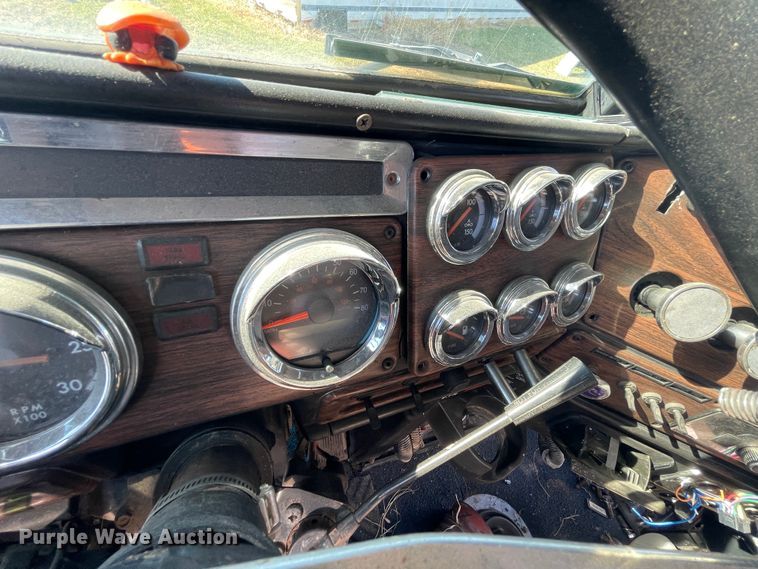 image for item JQ9466 2000 Freightliner FLD120  semi truck