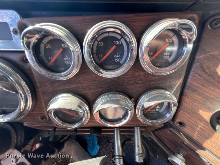 image for item JQ9466 2000 Freightliner FLD120  semi truck