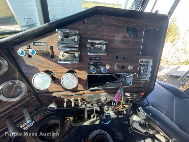 image for item JQ9466 2000 Freightliner FLD120  semi truck