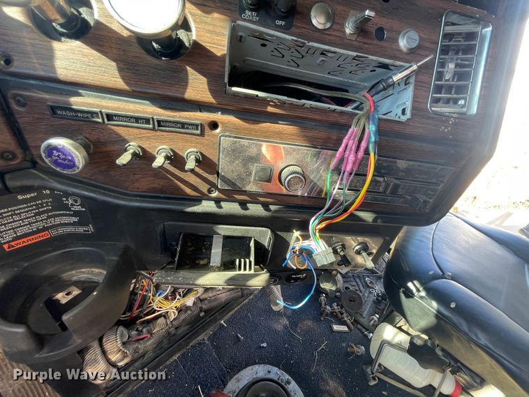 image for item JQ9466 2000 Freightliner FLD120  semi truck