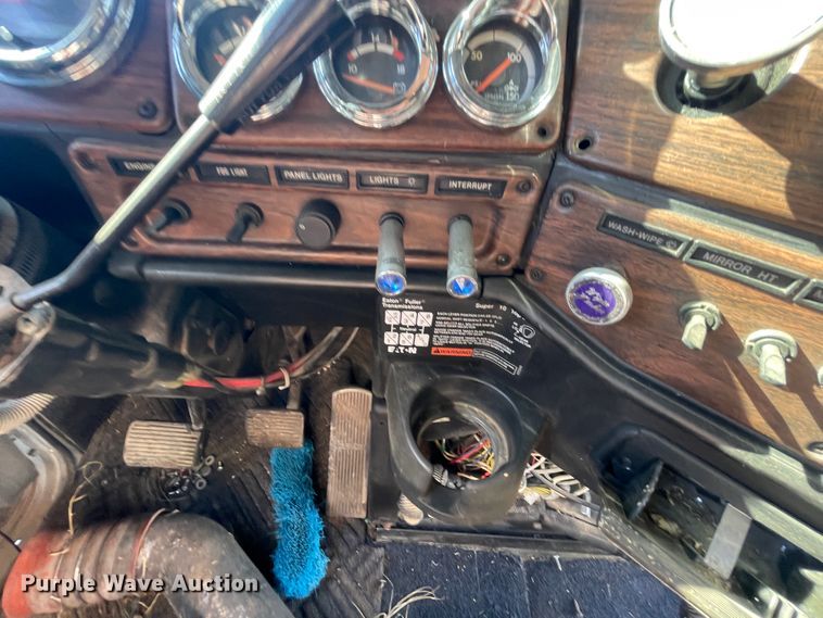 image for item JQ9466 2000 Freightliner FLD120  semi truck