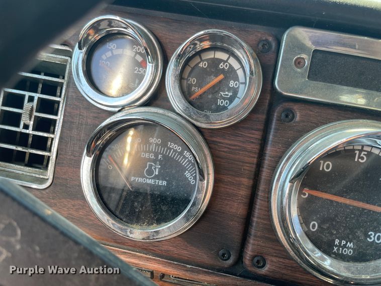 image for item JQ9466 2000 Freightliner FLD120  semi truck