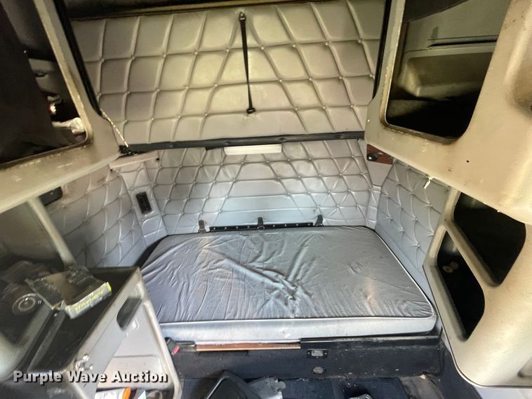 image for item JQ9466 2000 Freightliner FLD120  semi truck