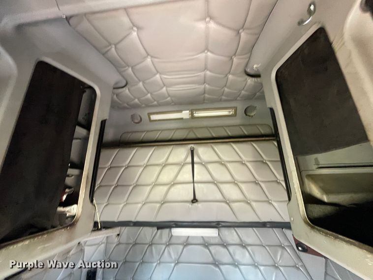 image for item JQ9466 2000 Freightliner FLD120  semi truck