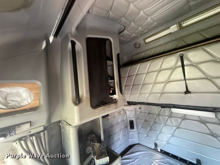 image for item JQ9466 2000 Freightliner FLD120  semi truck