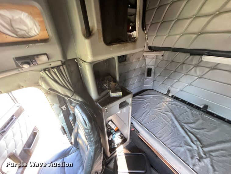 image for item JQ9466 2000 Freightliner FLD120  semi truck