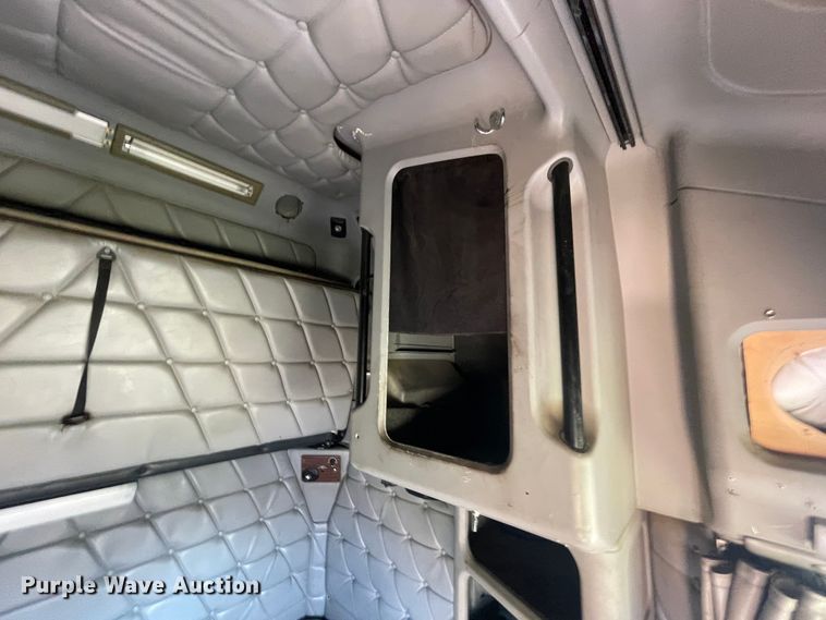 image for item JQ9466 2000 Freightliner FLD120  semi truck