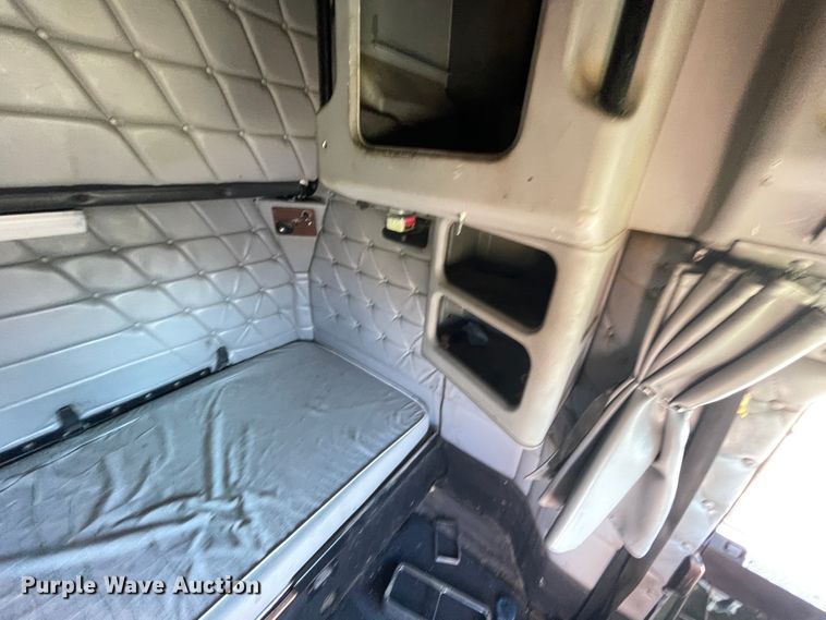 image for item JQ9466 2000 Freightliner FLD120  semi truck