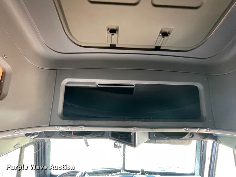 image for item JQ9466 2000 Freightliner FLD120  semi truck