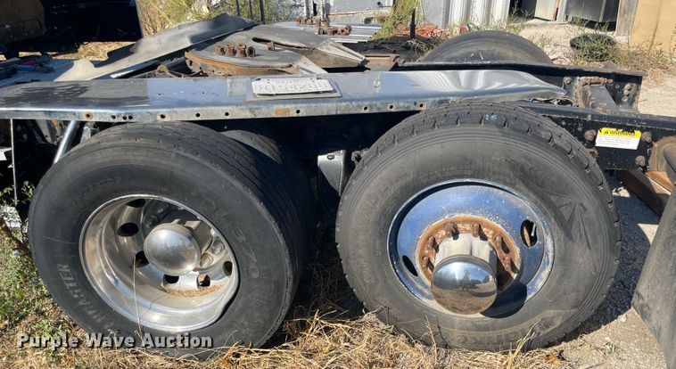 image for item JQ9466 2000 Freightliner FLD120  semi truck