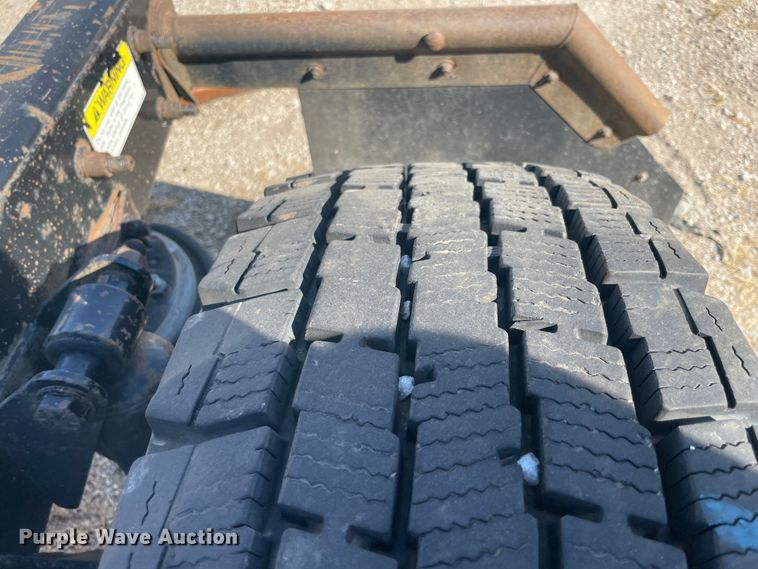 image for item JQ9466 2000 Freightliner FLD120  semi truck