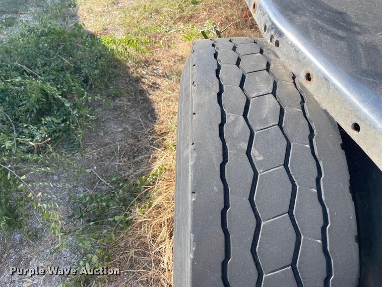 image for item JQ9466 2000 Freightliner FLD120  semi truck