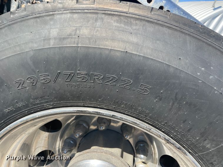 image for item JQ9466 2000 Freightliner FLD120  semi truck