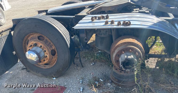 image for item JQ9466 2000 Freightliner FLD120  semi truck