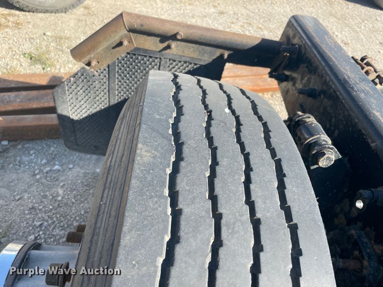 image for item JQ9466 2000 Freightliner FLD120  semi truck