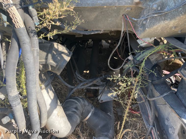 image for item JQ9466 2000 Freightliner FLD120  semi truck