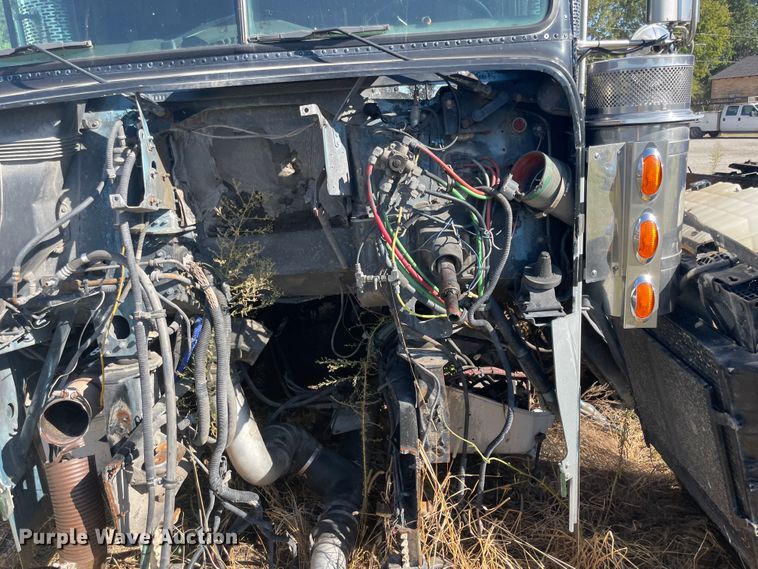 image for item JQ9466 2000 Freightliner FLD120  semi truck