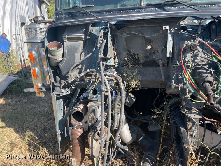 image for item JQ9466 2000 Freightliner FLD120  semi truck