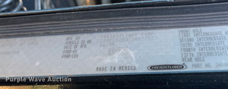 image for item JQ9466 2000 Freightliner FLD120  semi truck