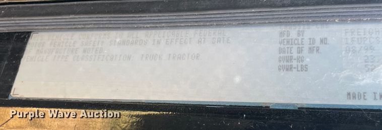 image for item JQ9466 2000 Freightliner FLD120  semi truck