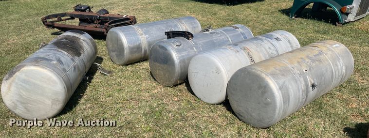 image for item JQ9467 (5) Peterbilt fuel tanks