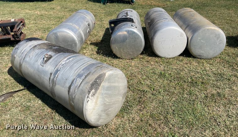 image for item JQ9467 (5) Peterbilt fuel tanks