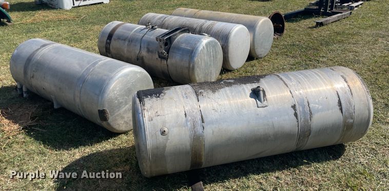 image for item JQ9467 (5) Peterbilt fuel tanks