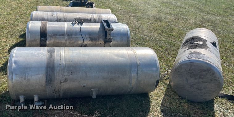 image for item JQ9467 (5) Peterbilt fuel tanks