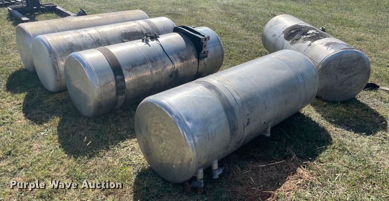 image for item JQ9467 (5) Peterbilt fuel tanks